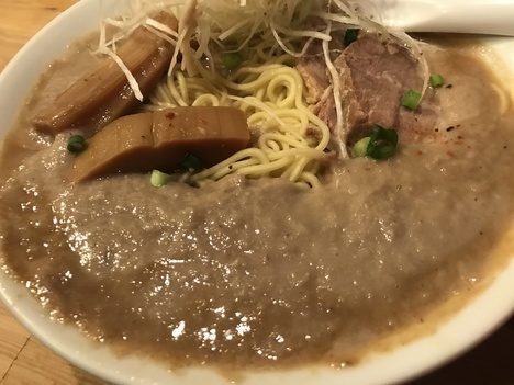京都一乗寺ラーメン街道超人気店極鶏超濃厚鶏白湯沈まぬスープ麺が見える