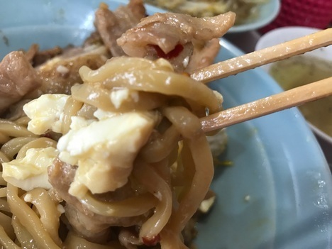 立川マシマシ足利DXマシライス麺と豆腐に変更混ぜて麺と豆腐と肉リフト
