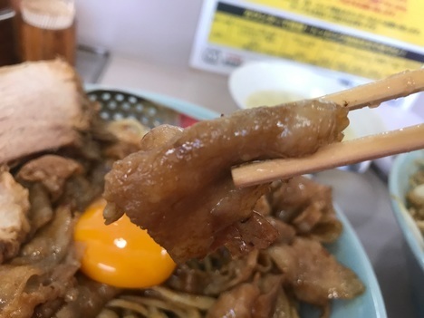 立川マシマシ足利店焼肉重の肉リフト