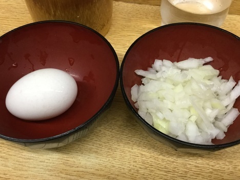 ラーメン二郎新代田トッピング生卵と玉ねぎ