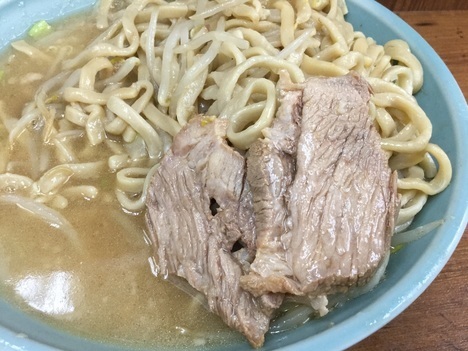 ラーメン二郎池袋店大ラーメン豚接写