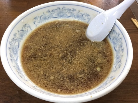 三条中華亭ラーメン中油スープ