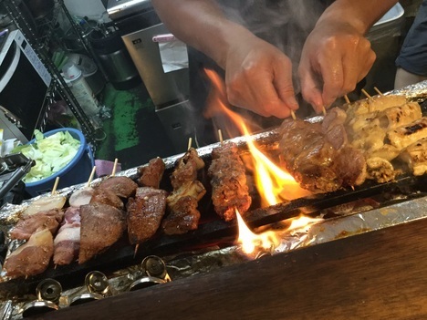 もつ焼き串焼き焼き鳥平塚のりさん料理中