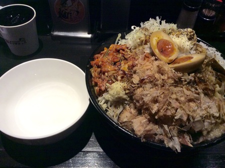 麺マッチョ新大まぜそばWと取り皿