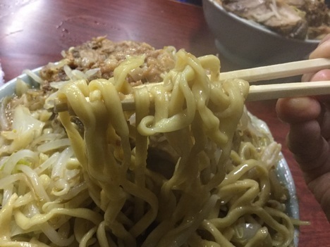 ラーメン富士丸神谷本店ブタメン大盛り麺リフト