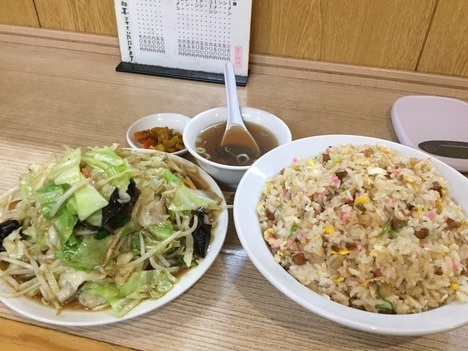 東松山西華野菜炒めとチャーハン大盛りとスープ漬物